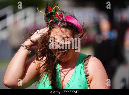 Un goc de course affronte les vents violents pendant la troisième journée du Sky Bet Ebor Festival à l'hippodrome de York. Date de la photo : vendredi 23 août 2024. Banque D'Images