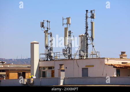 Infrastructure de toit de station de base mobile en Europe. Émetteurs de téléphonie mobile en Catane, Italie. Banque D'Images