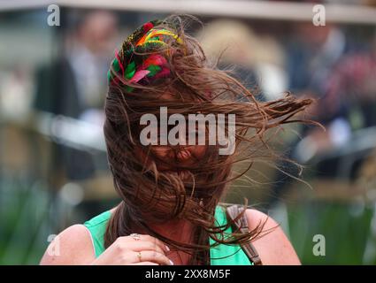 Un goc de course affronte les vents violents pendant la troisième journée du Sky Bet Ebor Festival à l'hippodrome de York. Date de la photo : vendredi 23 août 2024. Banque D'Images