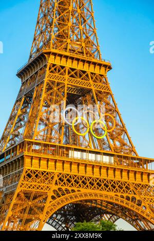 France, Paris, la Tour Eiffel avec les anneaux olympiques des Jeux olympiques de 2024 Banque D'Images