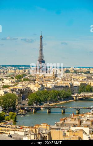 France, Paris, vue sur les toits de Paris et la Tour Eiffel depuis la Tour Saint Jacques Banque D'Images
