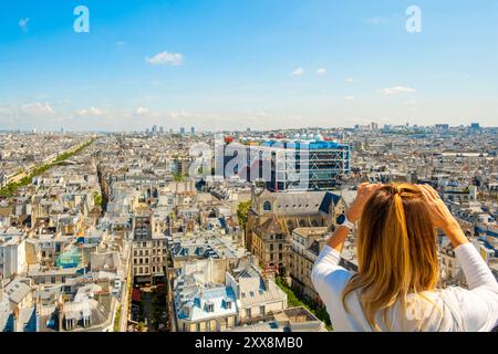 France, Paris, vue sur les toits de Paris avec le centre Georges Pompidou depuis la Tour Saint Jacques Banque D'Images