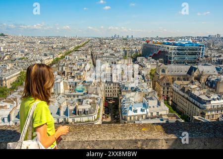 France, Paris, vue sur les toits de Paris avec le centre Georges Pompidou depuis la Tour Saint Jacques Banque D'Images