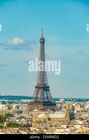 France, Paris, vue sur les toits de Paris et la Tour Eiffel depuis la Tour Saint Jacques Banque D'Images