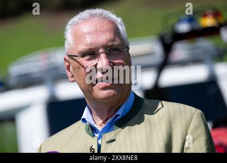 Oberaudorf, Allemagne. 23 août 2024. Joachim Herrmann (CSU), ministre bavarois de l'intérieur, participe à une conférence de presse à l'auberge de montagne Hocheck. Les thèmes abordés sont les dangers du changement climatique dans les sports de montagne et les problèmes cardiovasculaires comme cause la plus fréquente d'accidents en montagne. Crédit : Sven Hoppe/dpa/Alamy Live News Banque D'Images