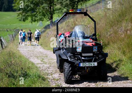 Oberaudorf, Allemagne. 23 août 2024. Un véhicule d'urgence du service de sauvetage en montagne bavarois se tient sur un sentier de randonnée lors d'une conférence de presse à l'auberge de montagne Hocheck. Les thèmes abordés sont les dangers du changement climatique dans les sports de montagne et les problèmes cardiovasculaires comme cause la plus fréquente d'accidents en montagne. Crédit : Sven Hoppe/dpa/Alamy Live News Banque D'Images