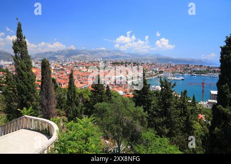 Split, Croatie. Vue sur la colline de Marjan de Split. Monuments de Croatie. Site classé au patrimoine mondial de l'UNESCO. Banque D'Images