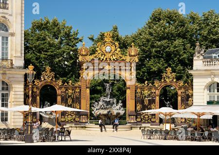 France, Meurthe et Moselle, Nancy, place Stanislas (ancienne place Royale) construite par Stanislas Leszczynski, roi de Pologne et dernier duc de Lorraine au XVIIIe siècle, classée au patrimoine mondial de l'UNESCO, fontaine Neptune conçue par Guibal et portes rehaussée d'or de Jean Lamour Banque D'Images