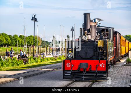 France, somme, Baie de somme, Saint-Valery-sur-somme, le petit train de la Baie de somme à la gare de Saint-Valery, où la locomotive est décrochée et retournée pour recommencer dans l'autre sens et remplie d'eau. Banque D'Images