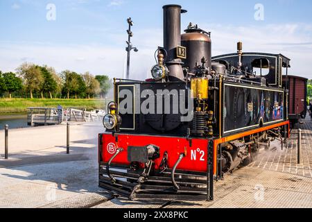 France, somme, Baie de somme, Saint-Valery-sur-somme, le petit train de la Baie de somme à la gare de Saint-Valery, où la locomotive est décrochée et retournée pour recommencer dans l'autre sens et remplie d'eau. Banque D'Images