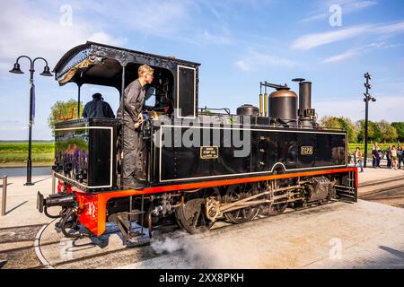 France, somme, Baie de somme, Saint-Valery-sur-somme, le petit train de la Baie de somme à la gare de Saint-Valery, où la locomotive est décrochée et retournée pour recommencer dans l'autre sens et remplie d'eau. Banque D'Images