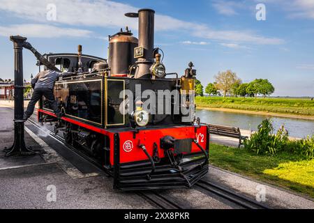 France, somme, Baie de somme, Saint-Valery-sur-somme, le petit train de la Baie de somme à la gare de Saint-Valery, où la locomotive est décrochée et retournée pour recommencer dans l'autre sens et remplie d'eau. Banque D'Images