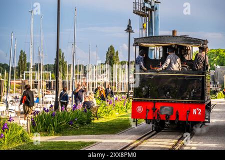 France, somme, Baie de somme, Saint-Valery-sur-somme, le petit train de la Baie de somme à la gare de Saint-Valery, où la locomotive est décrochée et retournée pour recommencer dans l'autre sens et remplie d'eau. Banque D'Images