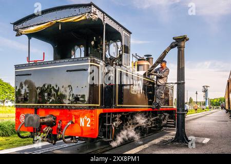 France, somme, Baie de somme, Saint-Valery-sur-somme, le petit train de la Baie de somme à la gare de Saint-Valery, où la locomotive est décrochée et retournée pour recommencer dans l'autre sens et remplie d'eau. Banque D'Images