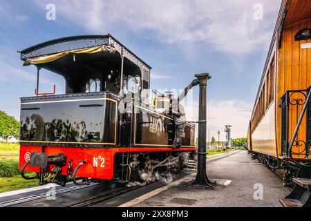 France, somme, Baie de somme, Saint-Valery-sur-somme, le petit train de la Baie de somme à la gare de Saint-Valery, où la locomotive est décrochée et retournée pour recommencer dans l'autre sens et remplie d'eau. Banque D'Images