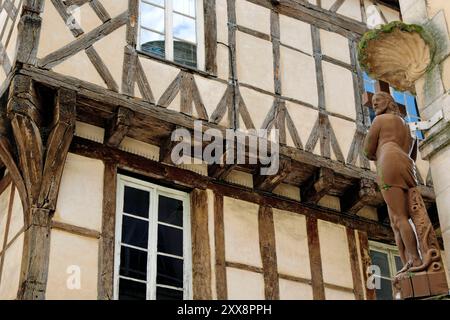 France, Saône et Loire, Chalon sur Saône, angle rue Saint Vincent et rue du Pont, maison à colombages, statue du Christ Banque D'Images