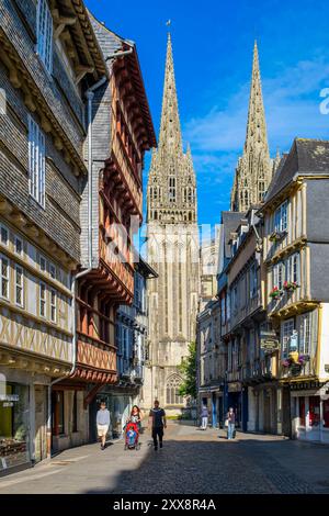 France, Finistère, Quimper, rue commerçante Kereon et cathédrale Saint Corentin Banque D'Images