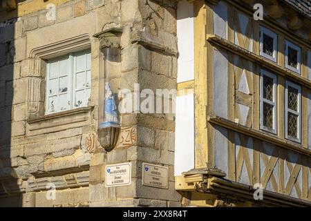 France, Finistère, Quimper, statue d'une Vierge à l'enfant sur une façade, rue des boucheries Banque D'Images