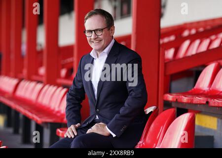 Le ministre de la sécurité de l'ombre Tom Tugendhat lors d'une visite au Chatham Town Football Club dans le Kent, pour souligner l'importance de reconquérir les coeurs conservateurs et son plan pour unir le Parti, rétablir la confiance avec le public et gagner en 2029. Date de la photo : vendredi 23 août 2024. Banque D'Images