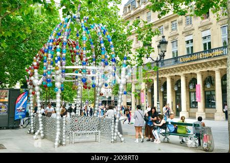 France, Paris, Palais Royal, place Colette, entrée de métro de la station Palais Royal Musée du Louvre dessinée en 2000 par le plasticien Jean Michel Othoniel et intitulée kiosque des Noctambules Banque D'Images