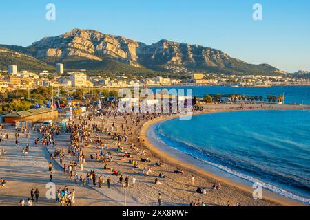 France, Bouches du Rhône, Marseille, plages du Prado, plage de Bonneveine, Festival de musique, concert au coucher du soleil sur la plage, vue aérienne depuis la Grande roue Banque D'Images
