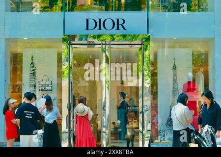 France, Paris, Avenue des champs Elysées, touristes asiatiques devant le magasin Christian Dior Banque D'Images