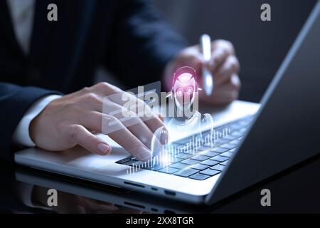 Un homme d'affaires utilise un stylet sur son ordinateur portable tandis qu'un hologramme d'un robot de chat bot apparaît à côté de l'appareil. Cette scène symbolise l'intégration de l'art. Banque D'Images