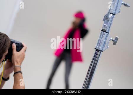 Duesseldorf, Allemagne. 23 août 2024. Michael Berger, photographe et directeur général de Beyond Studio, photographie un modèle. Crédit : Rolf Vennenbernd/dpa/Alamy Live News Banque D'Images