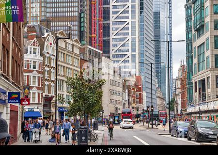 LONDRES, Royaume-Uni - 13 JUILLET 2019: Les gens marchent dans la ville de Londres quartier moderne. Londres est la ville et la région métropolitaine la plus peuplée du Royaume-Uni avec 9,787,426 Banque D'Images