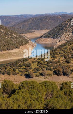 Espagne, Andalousie, Sierra Morena, Sierra de Andújar, Parc naturel de la Sierra de Andújar, barrage sur la rivière Jandula, réservoir d'eau Banque D'Images