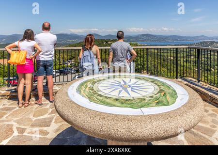 France, Var, Gassin, labellisés les plus beaux villages de France, belvédère sur le Golfe de Saint-Tropez depuis la terrasse de la table d'orientation du village Banque D'Images