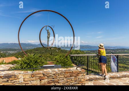 France, Var, Gassin, labellisés les plus beaux villages de France, belvédère sur le golfe de Saint-Tropez depuis la terrasse de la table d'orientation du village et sculpture de Ducreux pour l'amour d'une femme Banque D'Images