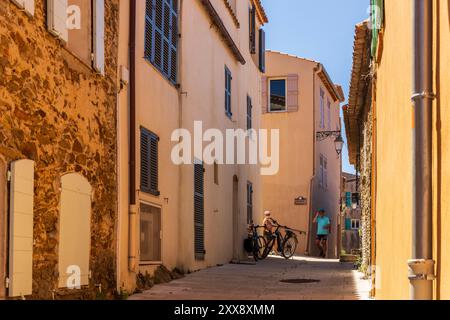 France, Var, Gassin, labellisés plus beaux villages de France, ruelle dans le village avec deux cyclistes Banque D'Images