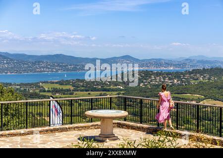 France, Var, Gassin, labellisés les plus beaux villages de France, belvédère sur le Golfe de Saint-Tropez depuis la terrasse de la table d'orientation du village Banque D'Images