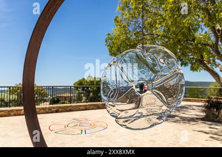 France, Var, Gassin, labellisés les plus beaux villages de France, vue de la Îles d'Or depuis la table d'orientation deî Barri, exposition de sculptures monumentales de Jean-Luc Ducreux infini - l'absence d'une fin Banque D'Images