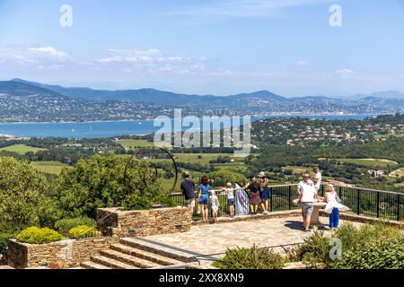 France, Var, Gassin, labellisés les plus beaux villages de France, belvédère sur le Golfe de Saint-Tropez depuis la terrasse de la table d'orientation du village Banque D'Images