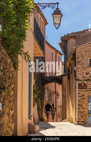 France, Var, Gassin, labellisés les plus beaux villages de France, couple de touristes dans une ruelle du village Banque D'Images