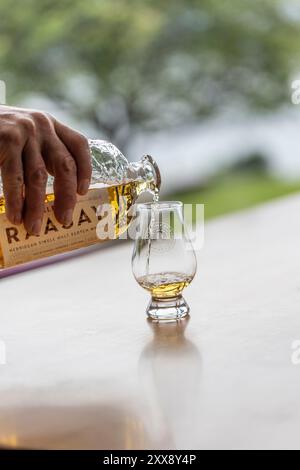 Royaume-Uni, Écosse, Hébrides intérieures, île de Raasay, distillerie Raasay, dégustation de whisky single malt Banque D'Images