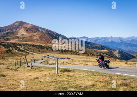 France, Ariège, Donezan, col des Pailhères (2001 m), motard sur la route départementale D25 de Mijanès à Ascou, en arrière-plan le pic de Tarbésou (2364 m) Banque D'Images