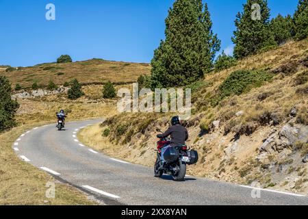 France, Ariège, Donezan, Mijanès, col des Trabesses (1919 m), motards sur la route départementale D25 de Mijanès à Ascou en direction du col des Pailhères (2001 m) Banque D'Images