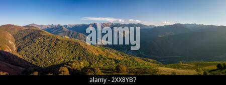 France, Ariège, Vaychis, panorama des Pyrénées et de ses sommets depuis le Col du Chioula (1507 m) (vue aérienne) Banque D'Images