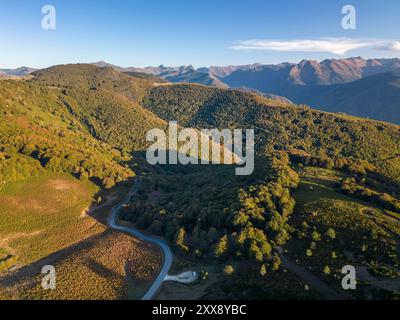 France, Ariège, Vaychis, panorama des Pyrénées et de ses sommets depuis le Col du Chioula (1507 m) (vue aérienne) Banque D'Images