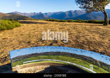 France, Ariège, Vaychis, panorama sur les Pyrénées et ses sommets (pic de Rulhe, Montcalm...) Depuis la table d’orientation du signal du Chioula (1507 m) Banque D'Images