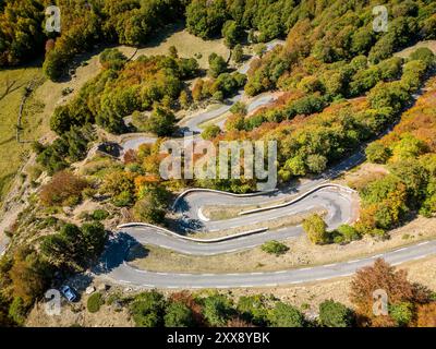 France, Ariège, Donezan, Mijanès, col des Trabesses (1919 m), aiguillages de la route départementale D25 de Mijanès à Ascou vers le col des Pailhères (2001 m) (vue aérienne) Banque D'Images