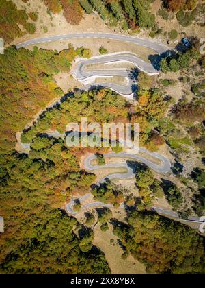 France, Ariège, Donezan, Mijanès, col des Trabesses (1919 m), aiguillages de la route départementale D25 de Mijanès à Ascou vers le col des Pailhères (2001 m) (vue aérienne) Banque D'Images