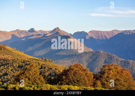 France, Ariège, Vaychis, panorama sur les Pyrénées et ses sommets depuis le signal du Chioula (1507 m) Banque D'Images