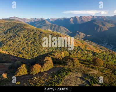 France, Ariège, Vaychis, panorama des Pyrénées et de ses sommets depuis le Col du Chioula (1507 m) (vue aérienne) Banque D'Images