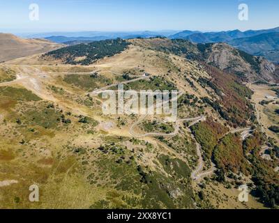 France, Ariège, Donezan, Mijanès, col des Trabesses (1919 m), aiguillages de la route départementale D25 de Mijanès à Ascou vers le col des Pailhères (2001 m) (vue aérienne) Banque D'Images