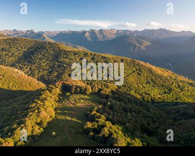 France, Ariège, Vaychis, panorama des Pyrénées et de ses sommets depuis le Col du Chioula (1507 m) (vue aérienne) Banque D'Images