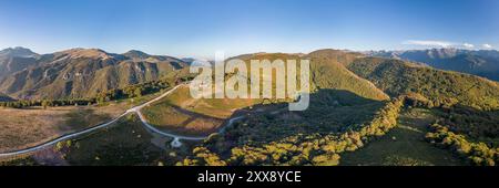 France, Ariège, Vaychis, vue panoramique sur le col du Chioula (1507 m) à gauche vers les Pyrénées et ses sommets à droite (vue aérienne) Banque D'Images